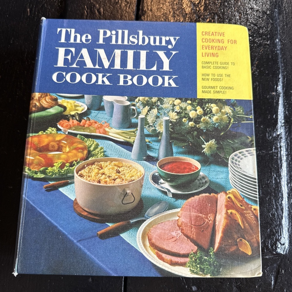 The Pillsbury Family Cook Book Vintage 5 Ring Binder 1970 Recipes, Complete.